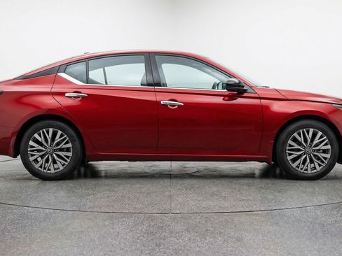 Used 2025 Nissan Altima 2.5 SV image 11