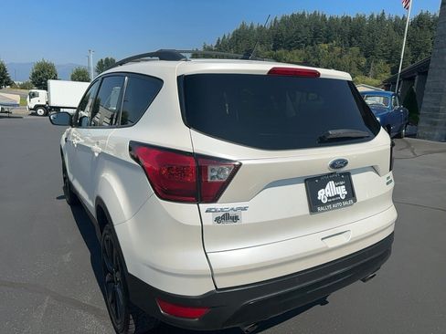Used 2019 Ford Escape SE w/ SE Sport Appearance Package AWD/4WD image 8