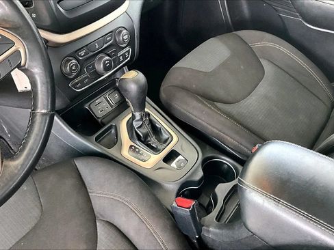 Used 2015 Jeep Cherokee Latitude FWD image 15