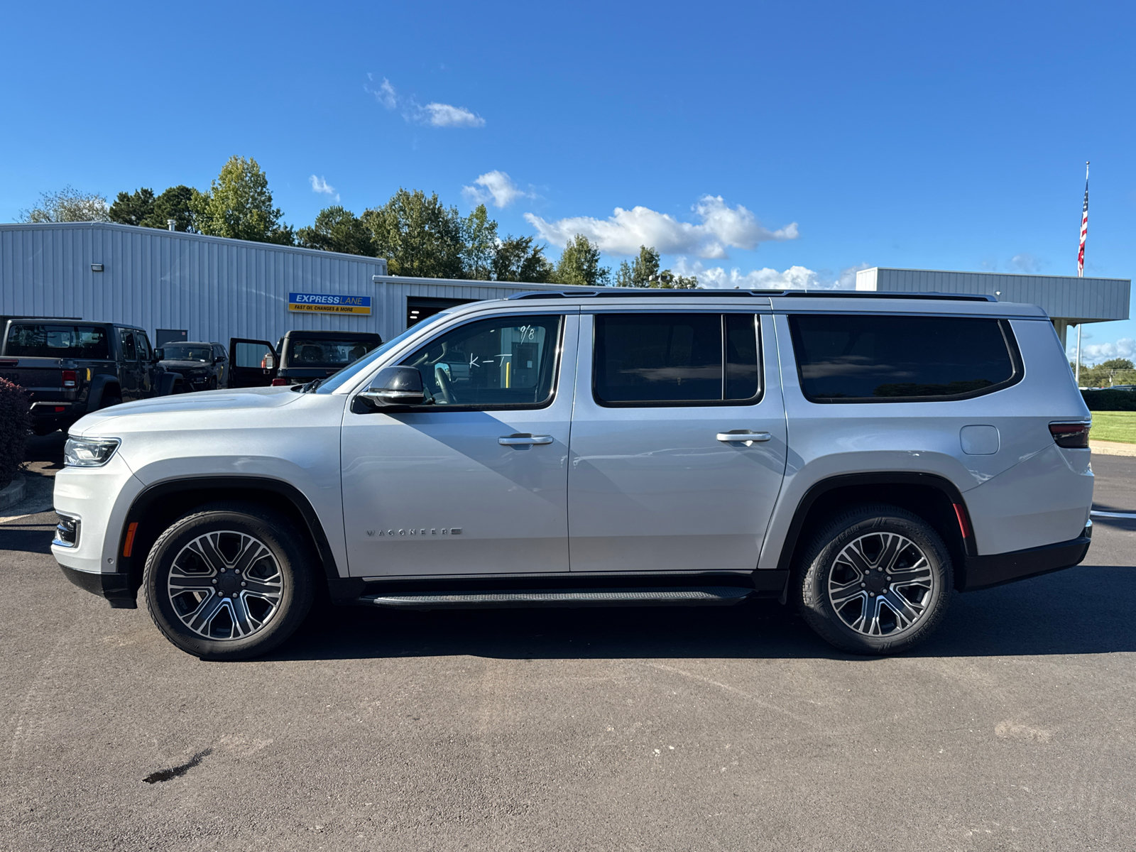 Used 2024 Jeep Wagoneer L Series II w/ Flexible Seating Group AWD/4WD image 5
