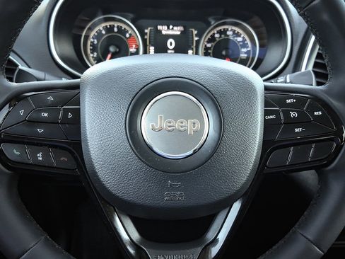 Used 2020 Jeep Cherokee Latitude Plus image 9