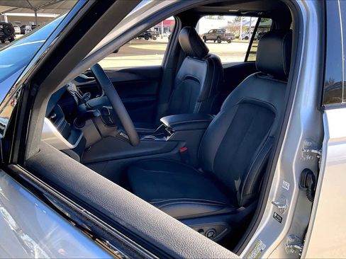 New 2025 Jeep Grand Cherokee Altitude image 9