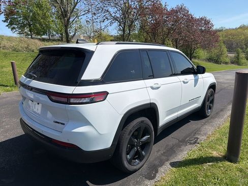 Used 2023 Jeep Grand Cherokee Limited w/ Black Appearance Package AWD/4WD image 4