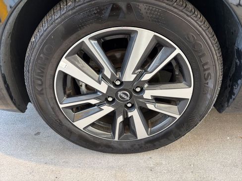 Used 2025 Nissan Versa SV FWD image 30