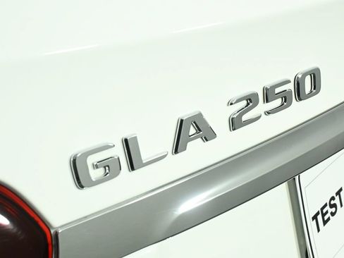 Certified 2020 Mercedes-Benz GLA 250 4MATIC image 29