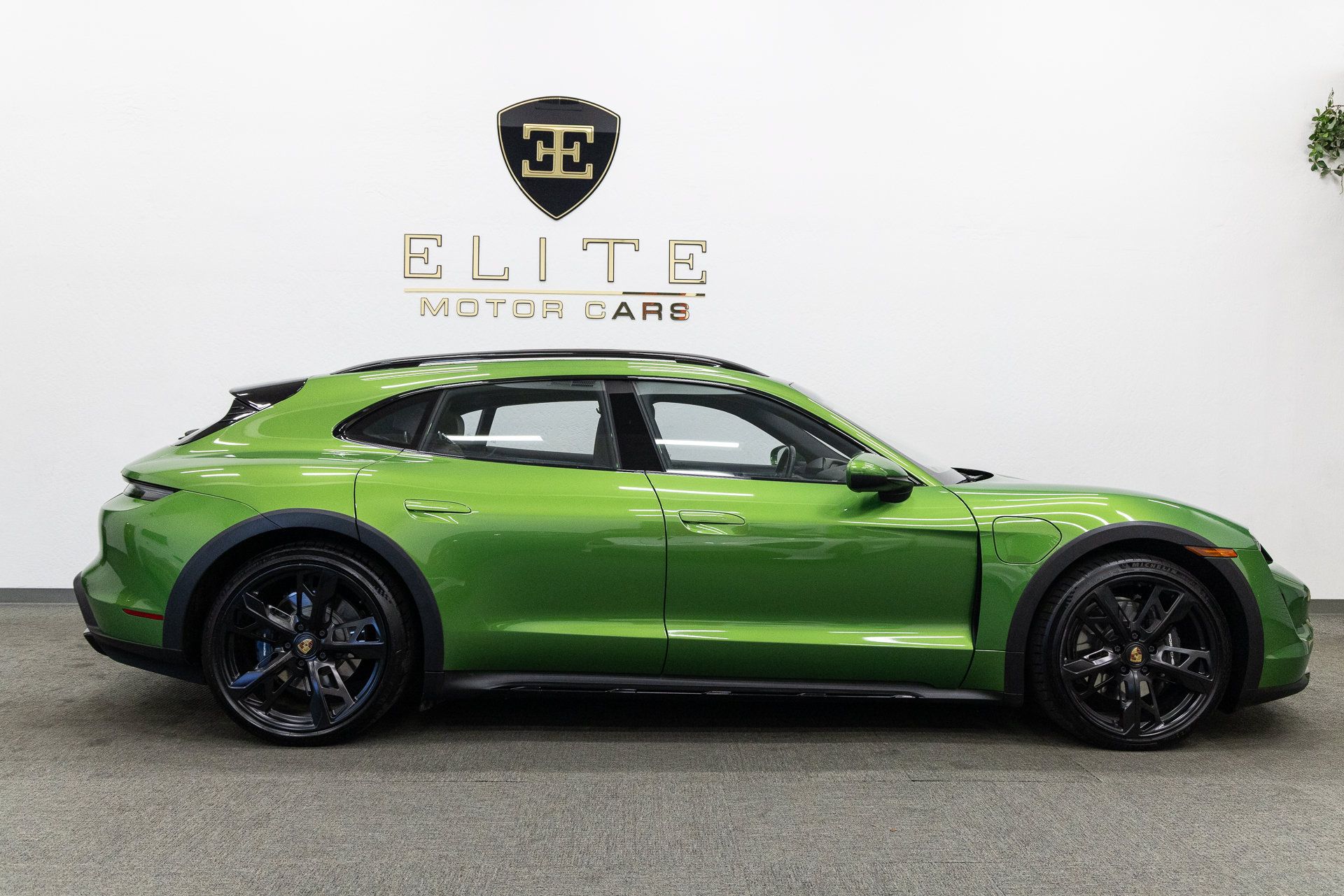 Used 2022 Porsche Taycan 4 Cross Turismo AWD/4WD image 10