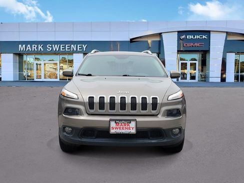 Used 2017 Jeep Cherokee Latitude AWD/4WD image 2