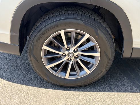 Used 2019 Toyota Highlander XLE FWD image 10