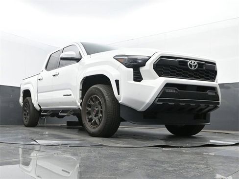 Used 2024 Toyota Tacoma TRD Sport w/ TRD Sport Upgrade Package image 9