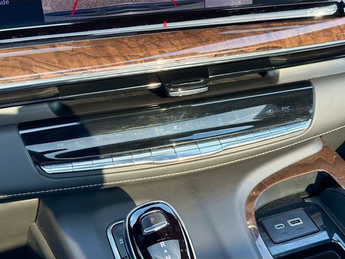 Used 2021 Cadillac Escalade Sport Platinum AWD/4WD image 16