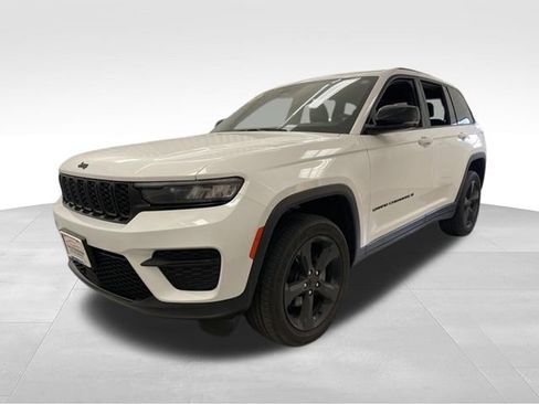 Used 2023 Jeep Grand Cherokee Altitude AWD/4WD image 3