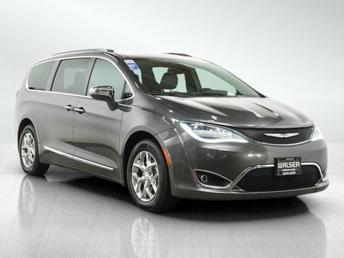 Used 2017 Chrysler Pacifica Limited w/ UConnect Theater Package FWD image 7