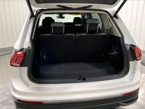Used 2024 Volkswagen Tiguan SE w/ Panoramic Sunroof Package FWD image 39