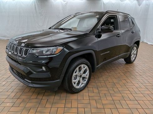 Used 2025 Jeep Compass Latitude image 3