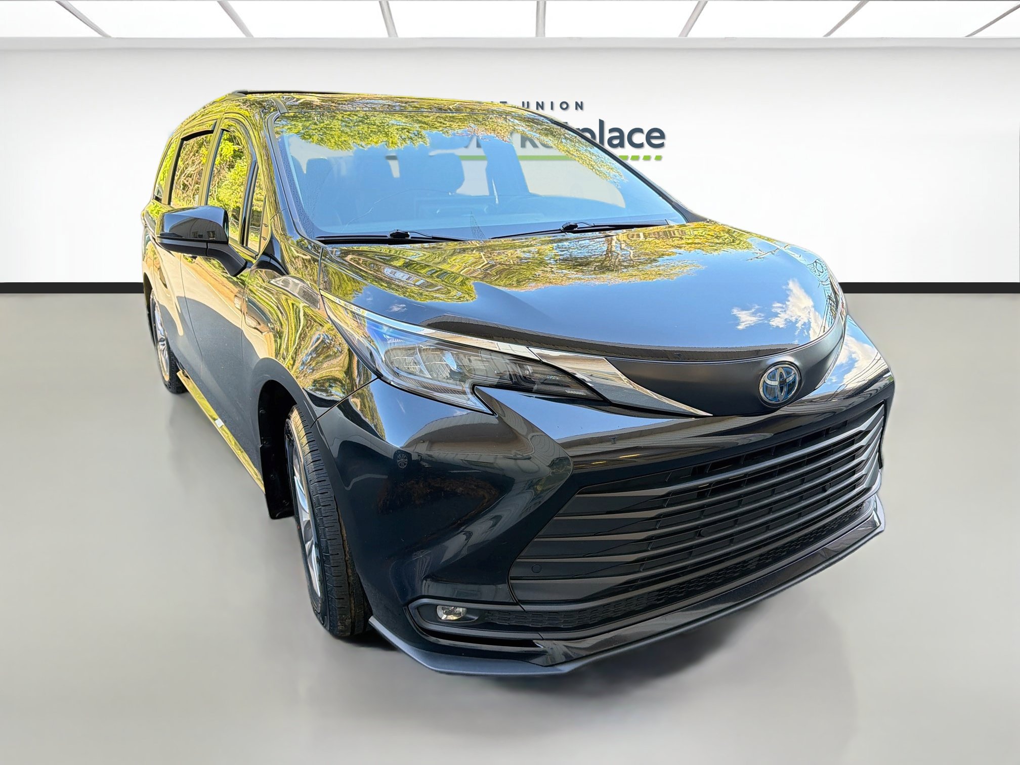Used 2025 Toyota Sienna XLE FWD image 1