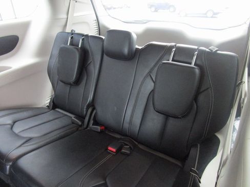 Used 2024 Chrysler Pacifica Touring-L image 20