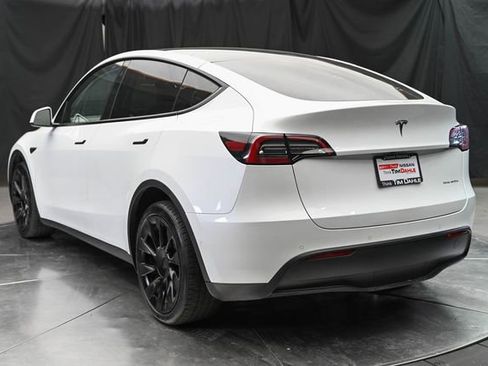 Used 2022 Tesla Model Y Long Range image 10