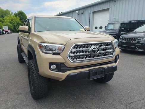 Used 2016 Toyota Tacoma TRD Off-Road AWD/4WD image 2