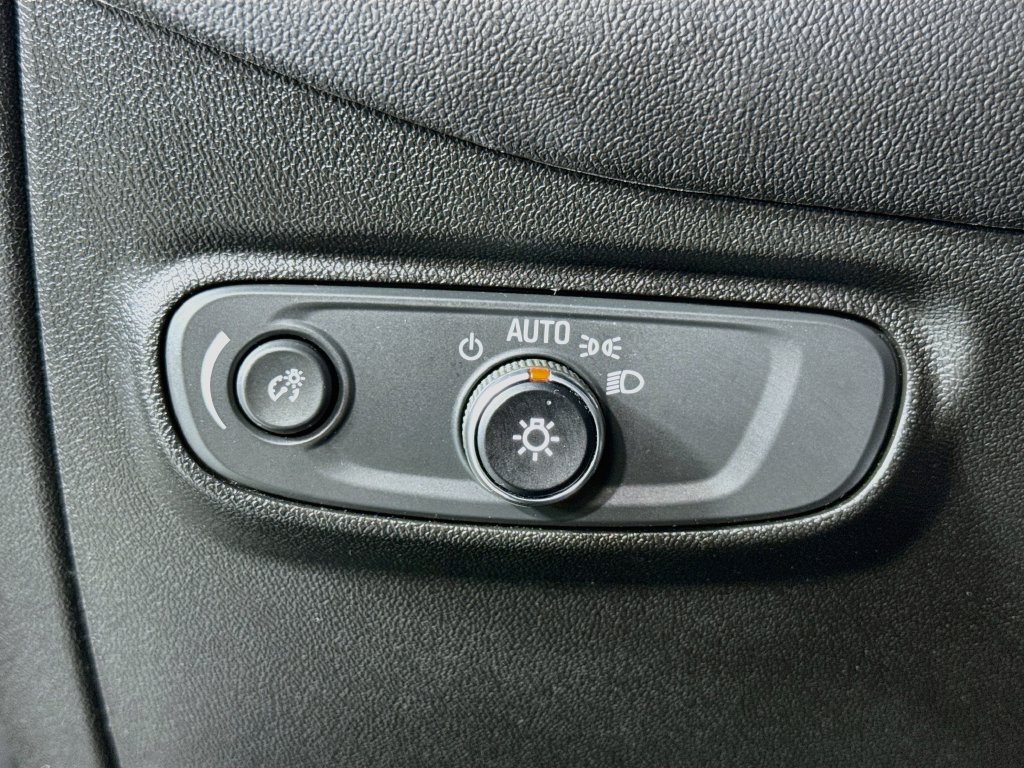 Used 2020 Chevrolet Equinox LT w/ LPO, Floor Liner Package FWD image 18