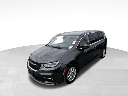 Used 2023 Chrysler Pacifica Touring-L image 5