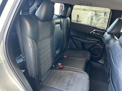 Used 2024 Mitsubishi Outlander AWD image 28