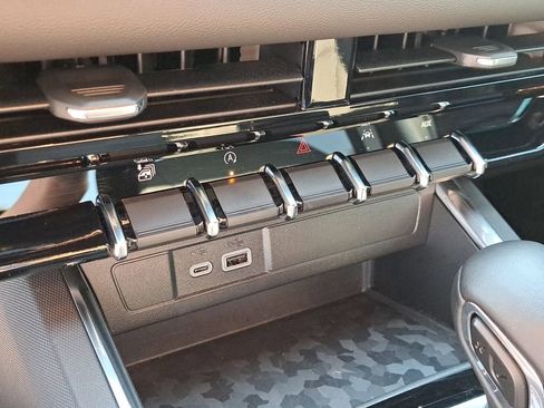 Used 2025 GMC Canyon Elevation image 24