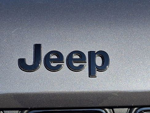 Used 2025 Jeep Grand Cherokee Altitude AWD/4WD image 34