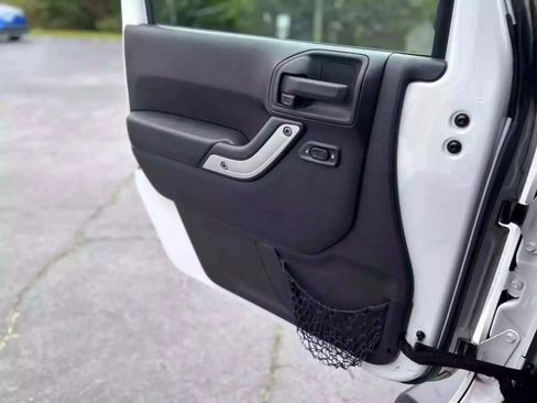 Used 2015 Jeep Wrangler Unlimited Sahara w/ Connectivity Group image 27