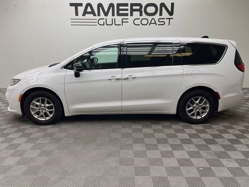 Used 2025 Chrysler Pacifica Select FWD image 6