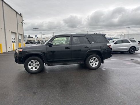 Used 2017 Toyota 4Runner SR5 Premium image 2