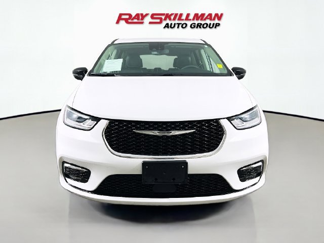 Used 2024 Chrysler Pacifica Touring-L FWD image 2
