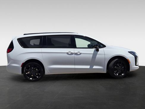 New 2027 Chrysler Pacifica Limited w/ Family Tech Group AWD/4WD image 4