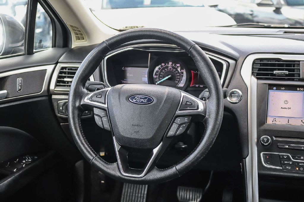 Used 2017 Ford Fusion SE w/ Equipment Group 201A FWD image 15