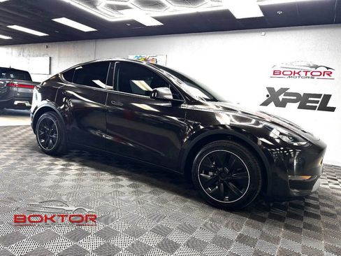Used 2021 Tesla Model Y Long Range AWD/4WD image 1