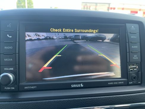 Used 2016 Chrysler Town & Country Touring FWD image 19