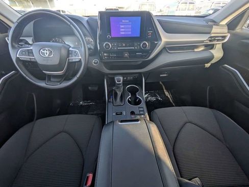 Used 2025 Toyota Highlander LE FWD image 13