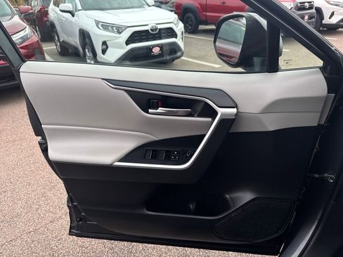 Used 2022 Toyota RAV4 XLE image 34