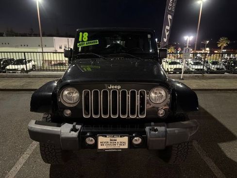 Used 2018 Jeep Wrangler Unlimited Sahara w/ Connectivity Group AWD/4WD image 7