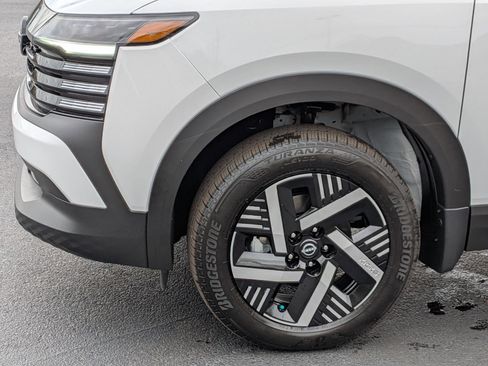 New 2026 Nissan Kicks SV w/ SV Premium Package FWD image 9
