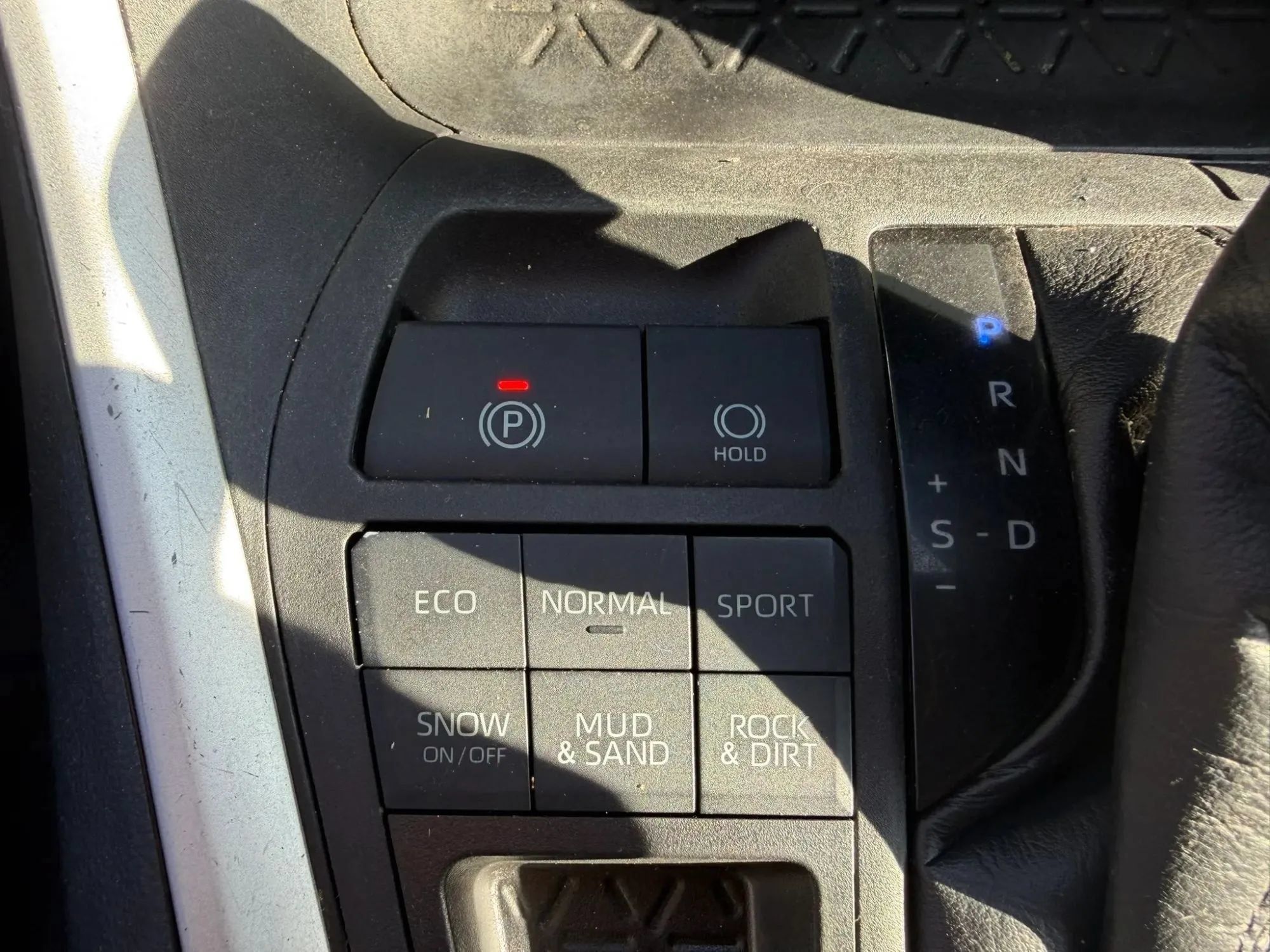 Used 2021 Toyota RAV4 LE AWD/4WD image 21