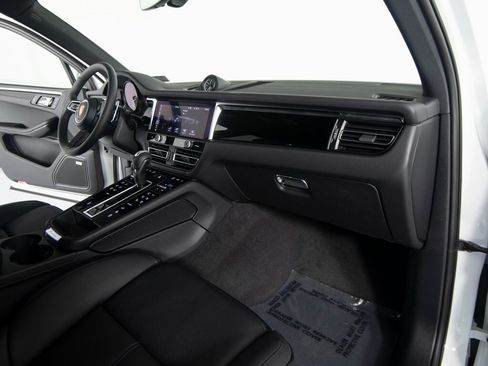 New 2026 Porsche Macan image 28