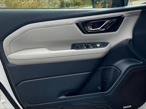 Used 2025 Subaru Forester Limited image 19