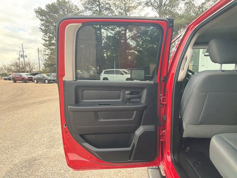 Used 2018 RAM 1500 Express w/ Express Value Package image 28