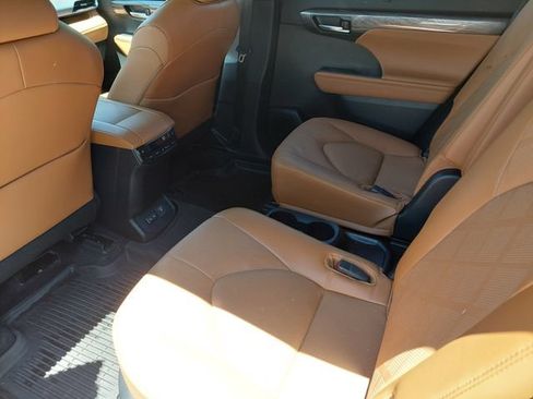 Used 2024 Toyota Highlander Platinum AWD/4WD image 43