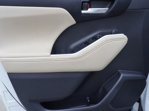 Used 2023 Toyota Highlander XLE image 22