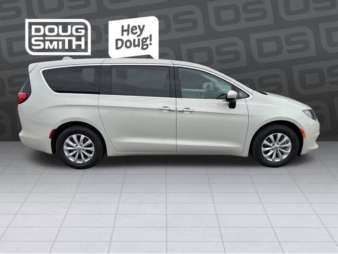 Used 2017 Chrysler Pacifica Touring w/ Tire & Wheel Group image 6