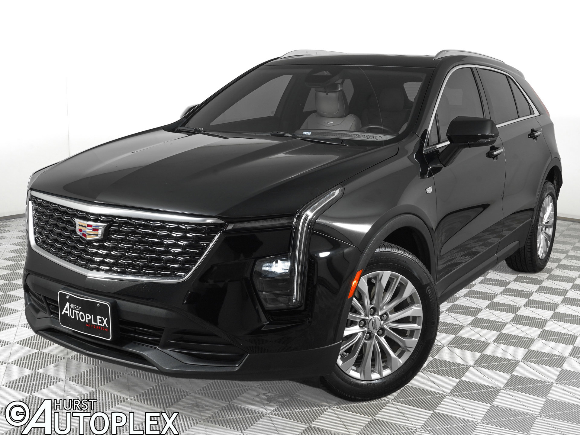Used 2024 Cadillac XT4 Luxury w/ Cold Weather Package FWD image 1