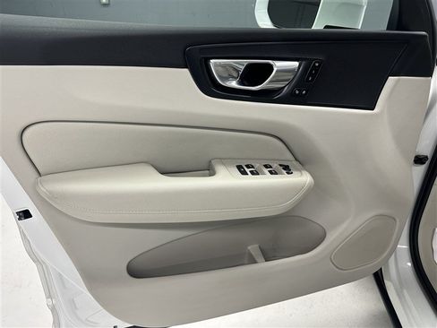 Used 2022 Volvo XC60 B5 Momentum w/ Climate Package AWD/4WD image 19