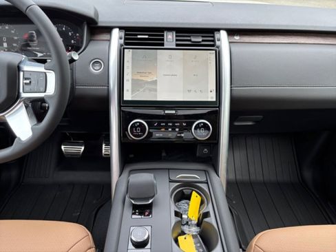 Used 2025 Land Rover Discovery Dynamic SE AWD/4WD image 14