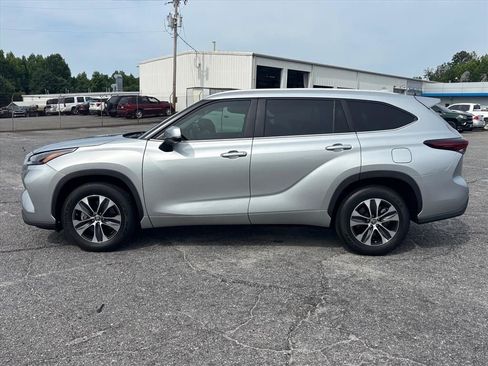 Used 2024 Toyota Highlander XLE FWD image 23